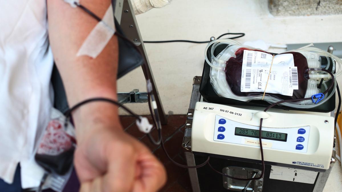 Una persona acude a donar sangre en una imagen de archivo