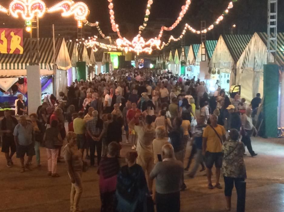 La Feria de Sevillanas 2017 comenzó anoche con una gran afluencia de público, actuaciones flamencas y de sevillanas, gastronomía y casetas, en el recinto portuario de Torrevieja