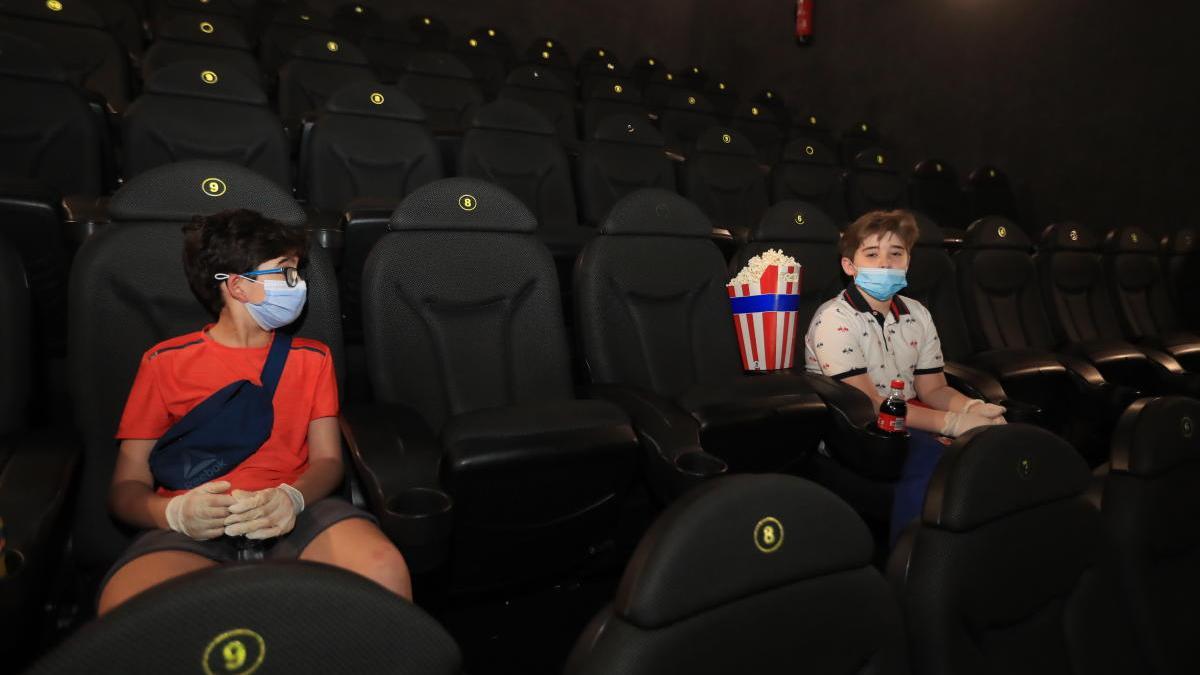 Dos niños guardan la distancia de seguridad en una sala de Murcia.