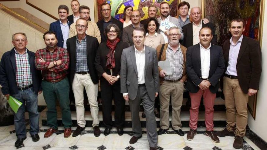 Caballero, junto a 18 alcaldes del Área Metropolitana en la anterior cumbre, celebrada en Areal. // R. Grobas