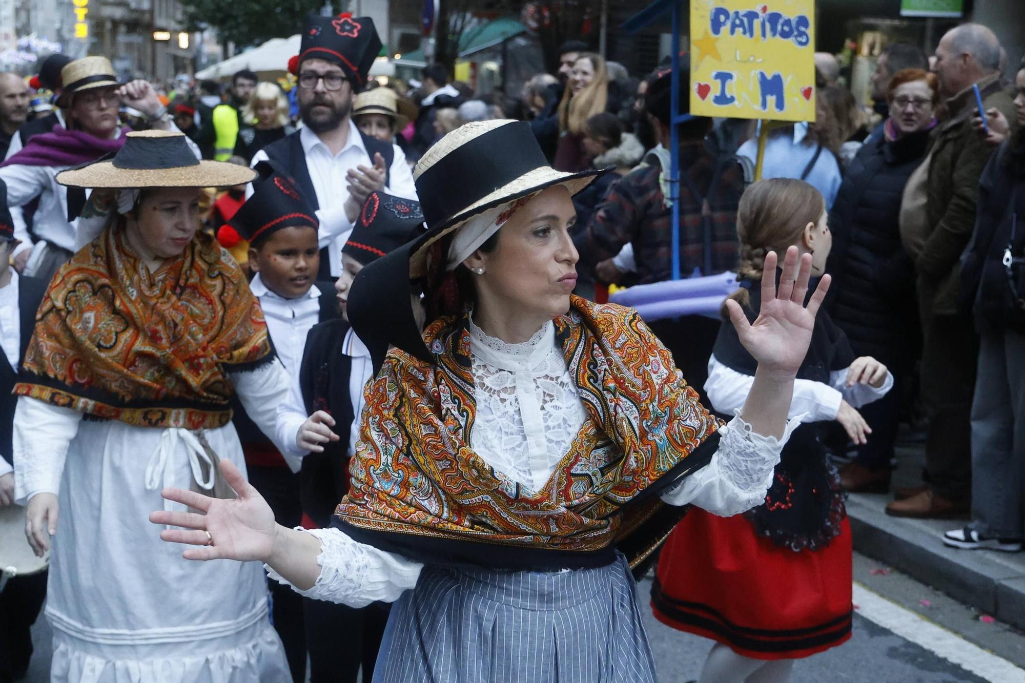 Santiago disfruta del tradicional desfile de martes de Entroido