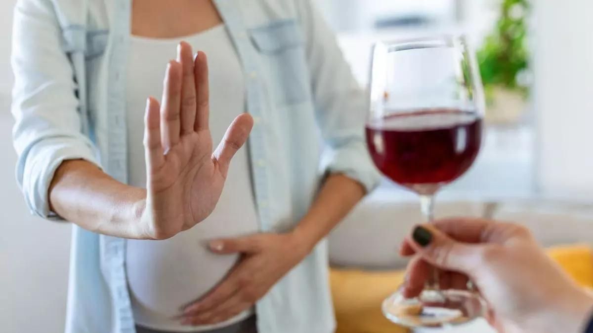 Una dona embarassada rebutja una copa de vi / Freepik Una dona embarassada rebutja una copa de vi / Freepik