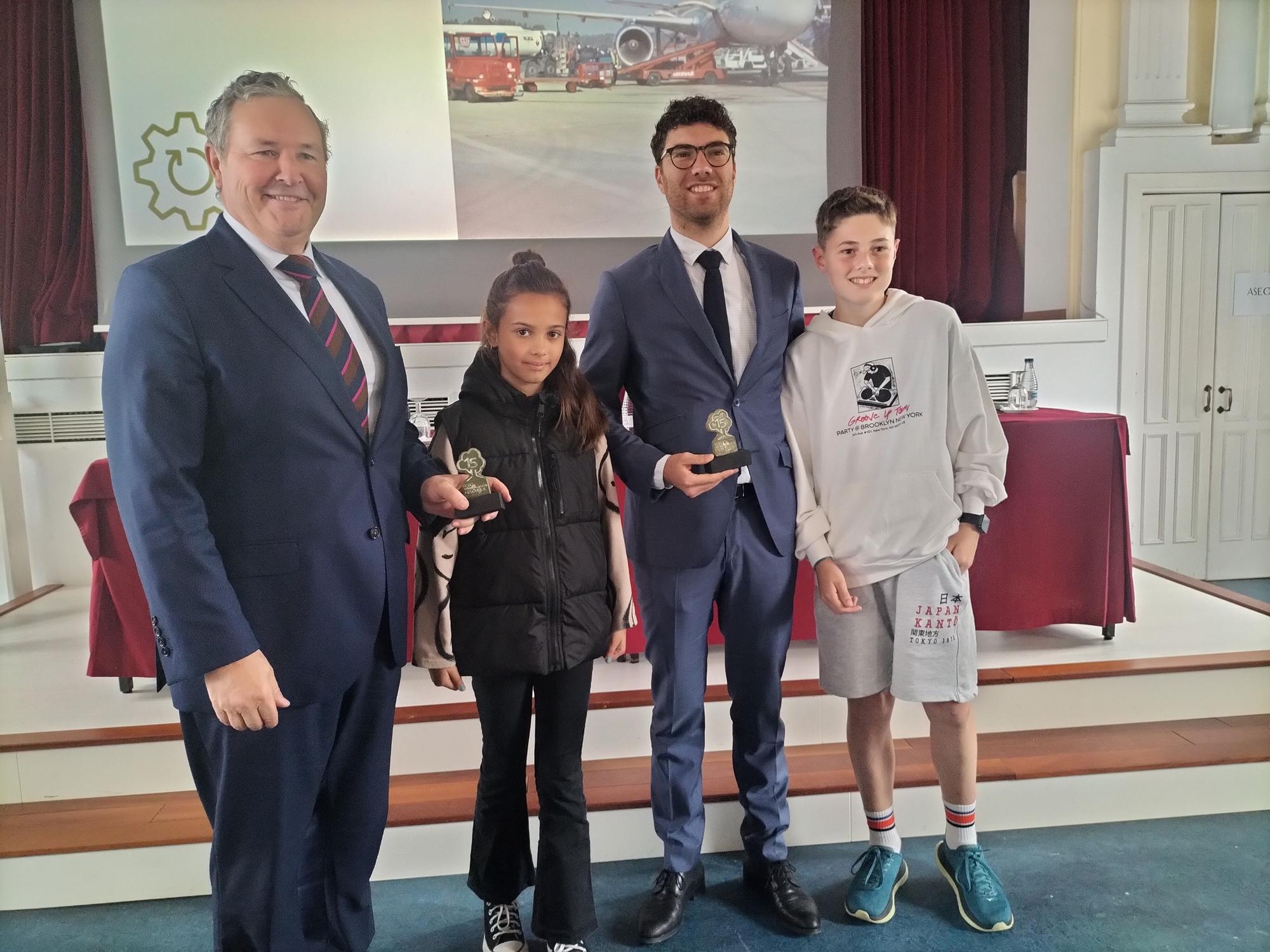 Así fue la visita que los "jefes" del aeropuerto dedicaron a los alumnos de la comarca Oscos-Eo