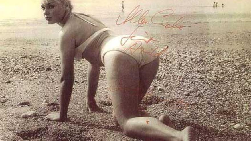 Foto firmada por Elke Sommer en la que aparece posando en biquini en una playa mallorquina.
