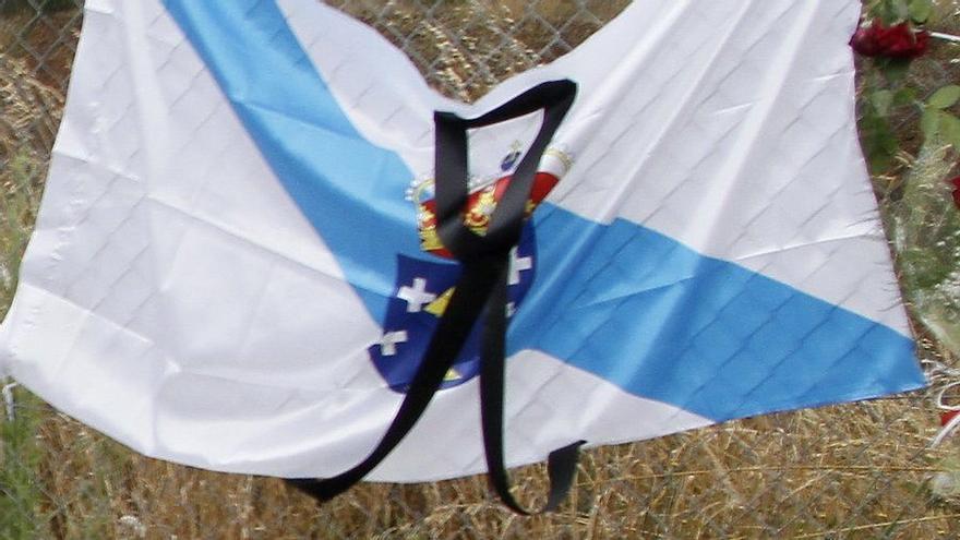 Una bandera de Galicia con un crespón negro.