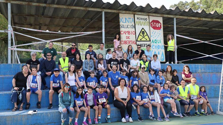 Alumnos y familias participantes del cross escolar en Bembrive, ayer. | Alba Villar
