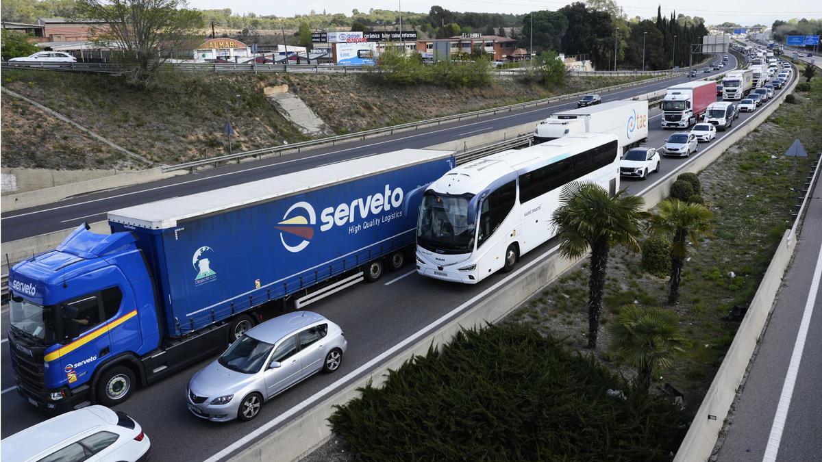 Tráfico en la AP7 a su paso por Sant Cugat del Vallès, dirección Tarragona