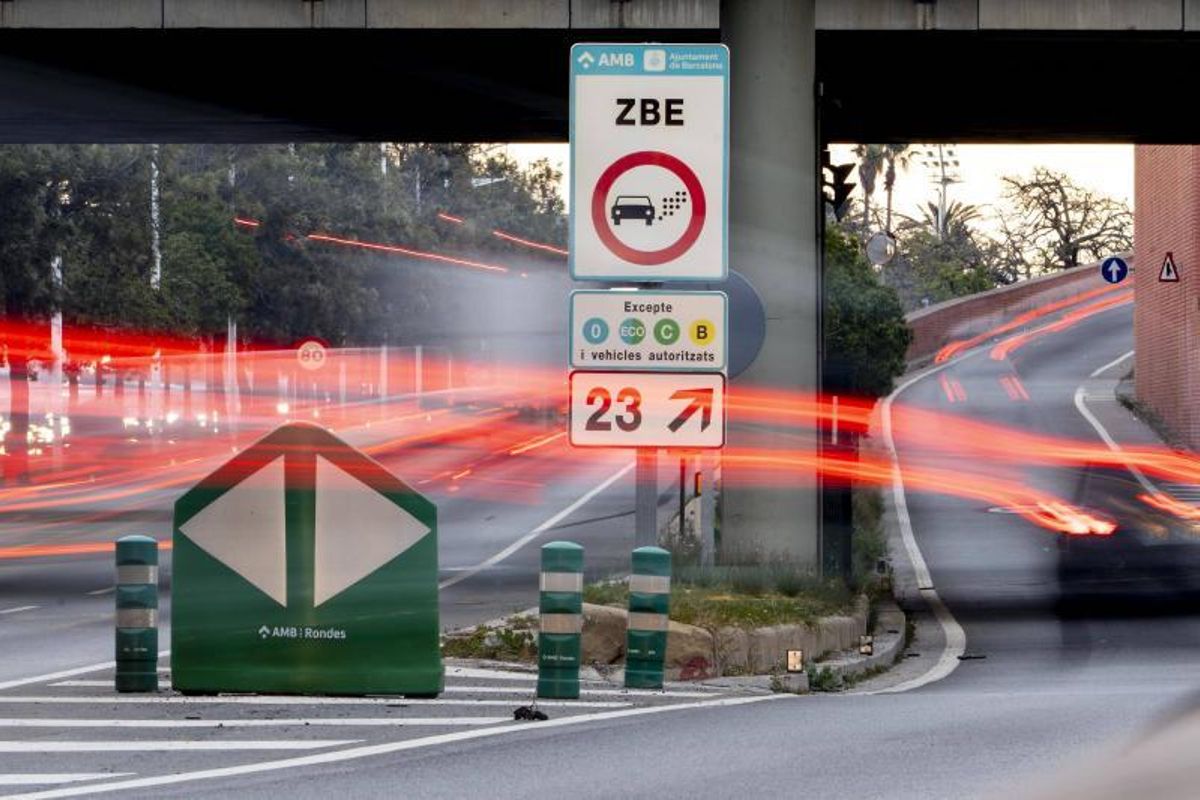 Un cartel de las ZBE en la Ronda Litoral de Barcelona.