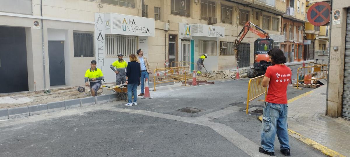 El concejal Guilabert, en el comienzo de los trabajos en la calle Miguel de Unamuno