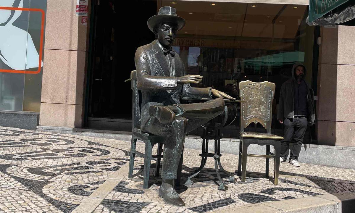 Estatua dedicada a Fernando Pessoa en Lisboa.