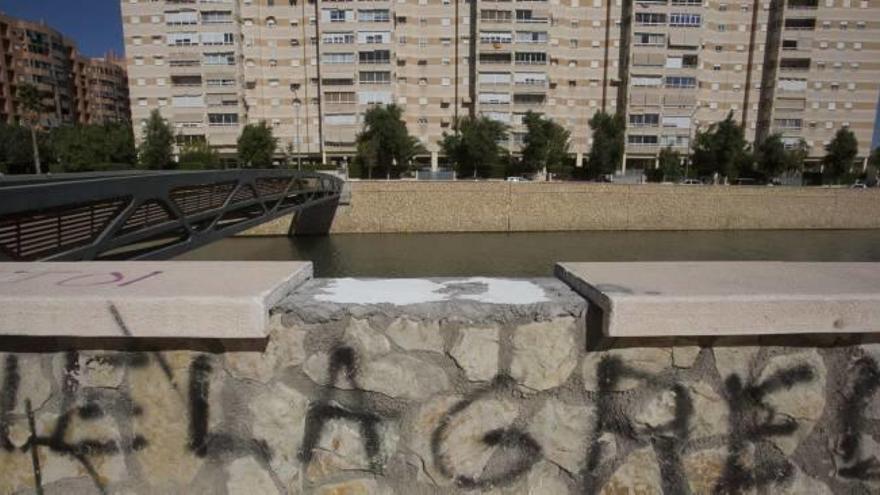 Cada vez le faltan más piedras al puente del Barranco de las Ovejas. También hay numerosas pintadas.