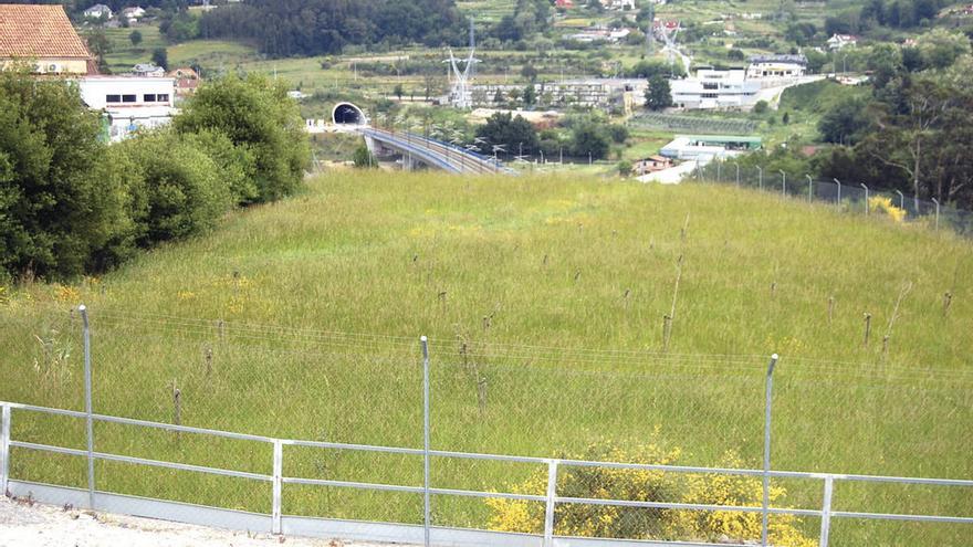 Terrenos que solicita el Concello sobre el túnel del AVE en Negros. // FdV