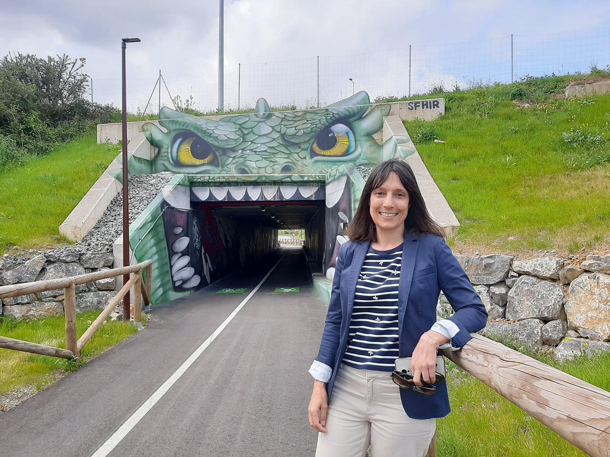 Sara Orille, a la entrada de la pasarela desde La Fresneda