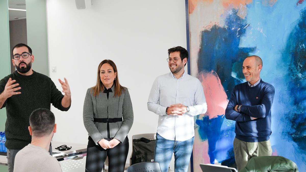 Los concejales Ximo Moreno y Mercedes Caballero durante la reunión con varios participantes del proyecto.