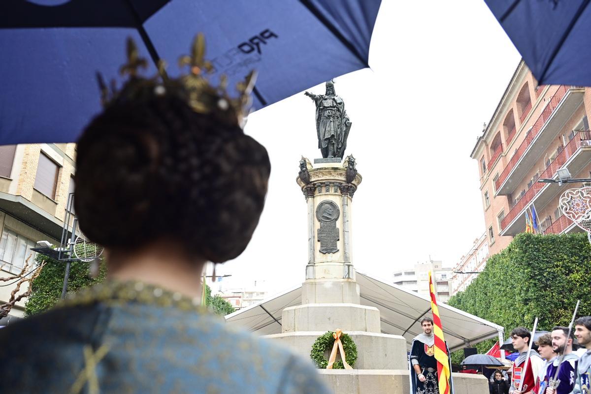 Galería de imágenes: La Germandat dels Cavallers de la Conquesta desafía a la lluvia para homenajear al monarca