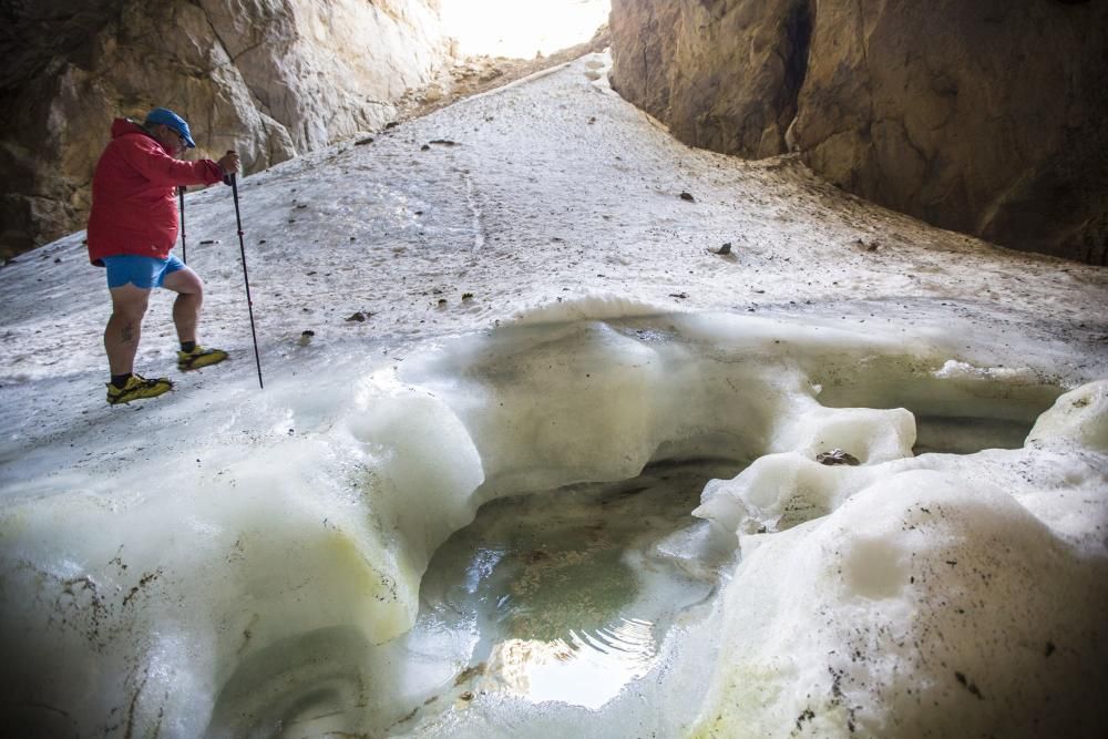 Cueva de hielo en Peñacastil