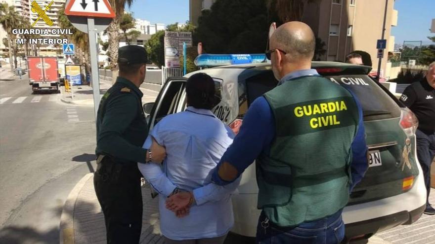 La mujer detenida por las denuncias falsas y la supuesta estafa al seguro, custodiada por dos agentes