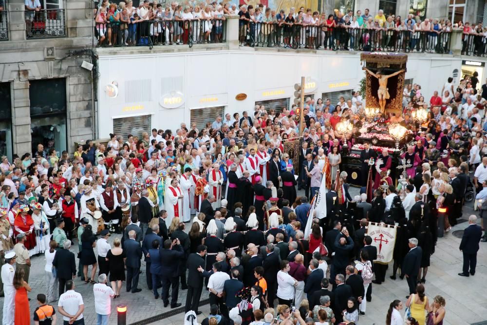 Miles de fieles acompañan a la imagen del nazareno en la tradicional procesión por el centro de la ciudad con principio y final en la Colegiata.