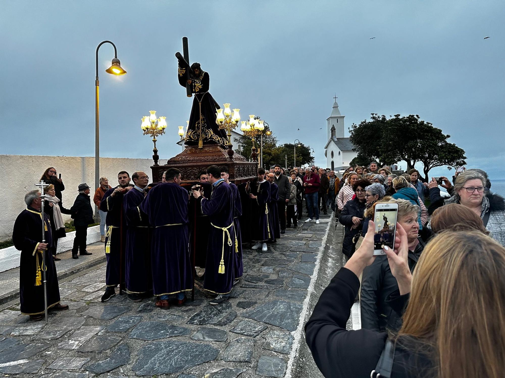 En imágenes: el Nazareno deslumbra en Luarca