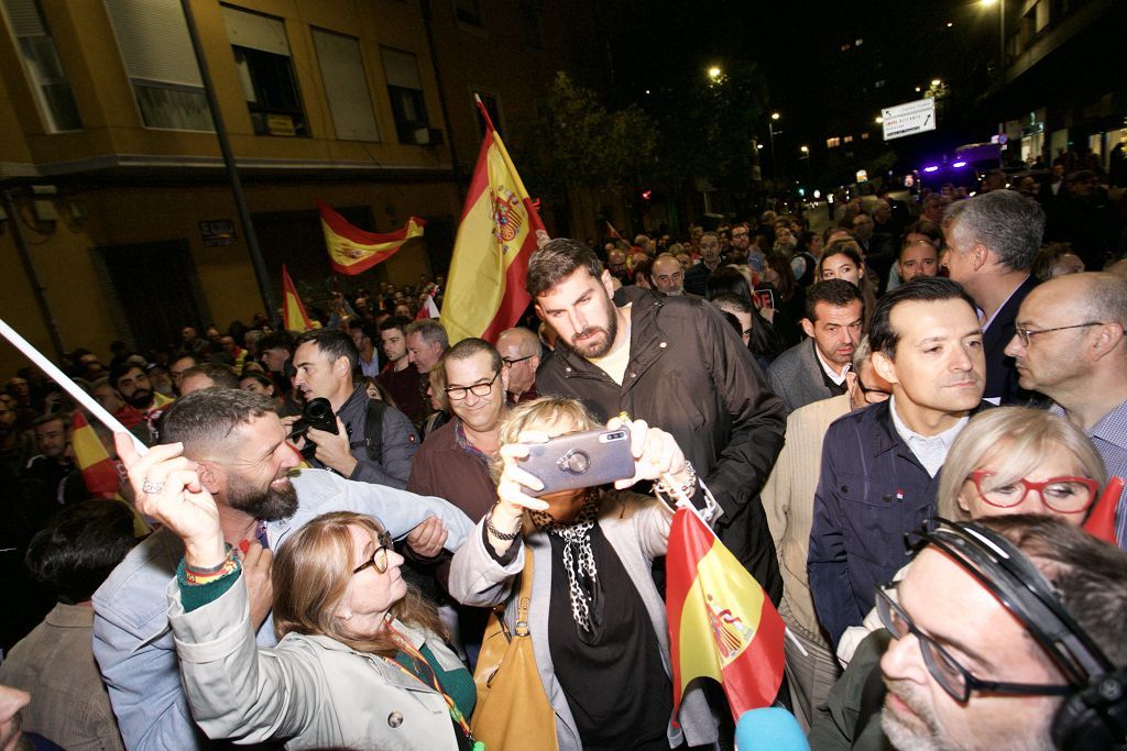 Cientos de manifestantes vuelven a asediar la sede del PSOE en Murcia