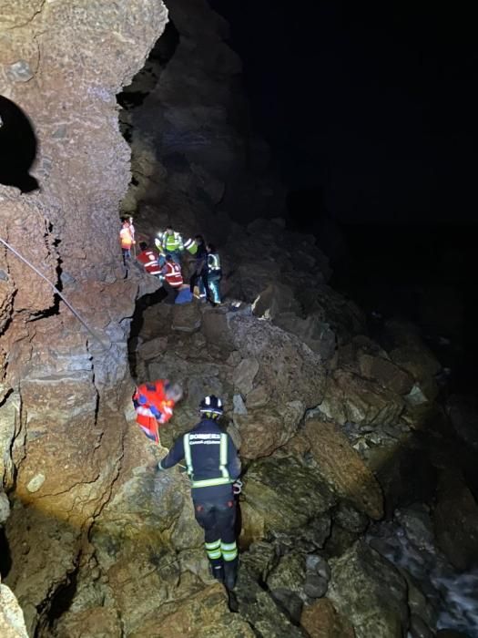 Los equipos de salvamento lograron ayer rescatar a un padre y un hijo al pie de un acantilado de la zona de es Cap des Falcó