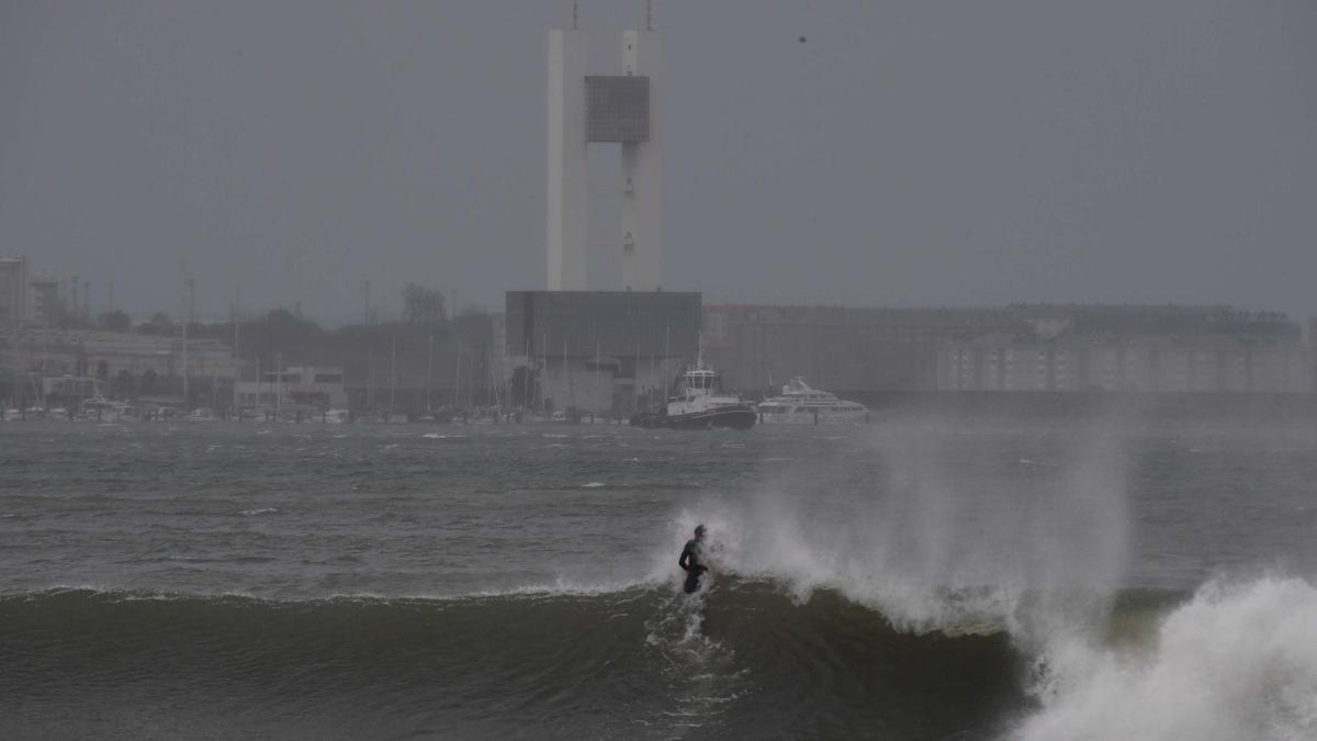 Un surfista en la playa de Bastiagueiro esta mañana.