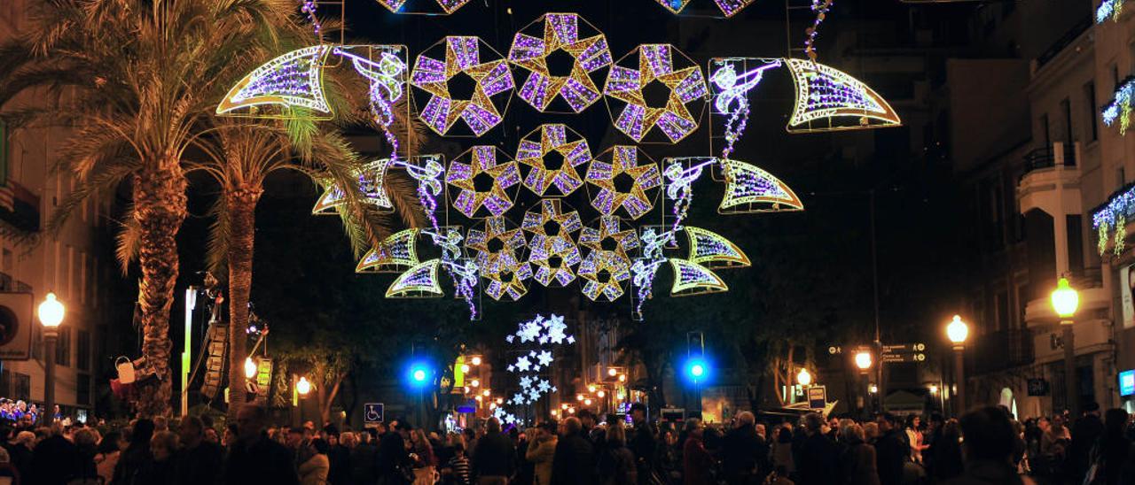 Las luces de la Plaça de Baix de Elche, encendidas el pasado viernes, una semana antes de lo habitual.