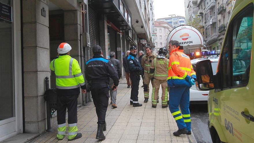 Dispositivo por el escape de gas, hoy en Ourense. // Iñaki Osorio