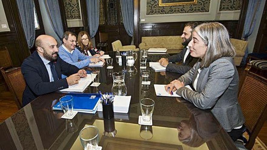 José Manuel Lage con María García e Iago Martínez, en la primera reunión sobre presupuestos.