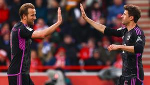 Kane y Müller celebran uno de los goles