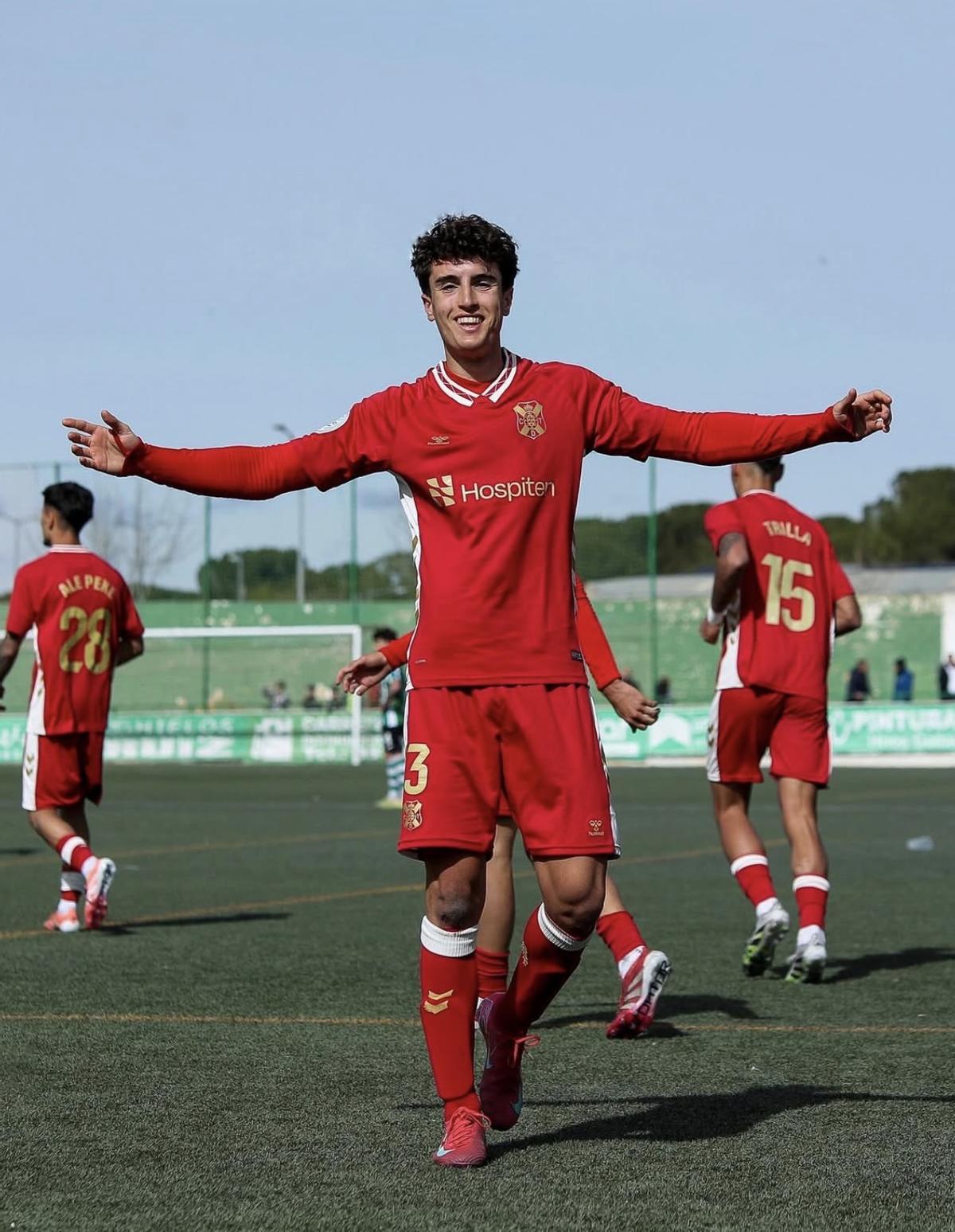 Pau Fernández celebra un gol en Vallecas.