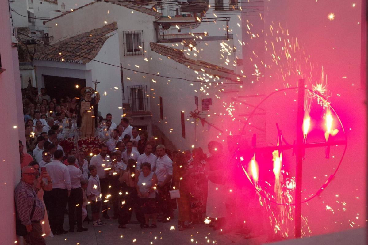 Las calles de Olías vivieron la procesión de San Vicente Ferrer, una cita en la que sus vecinos rindieron culto a su patrón por las estrechas calles del núcleo. Las calles de Olías vivieron la procesión de San Vicente Ferrer, una cita en la que sus vecinos rindieron culto a su patrón por las estrechas calles del núcleo.