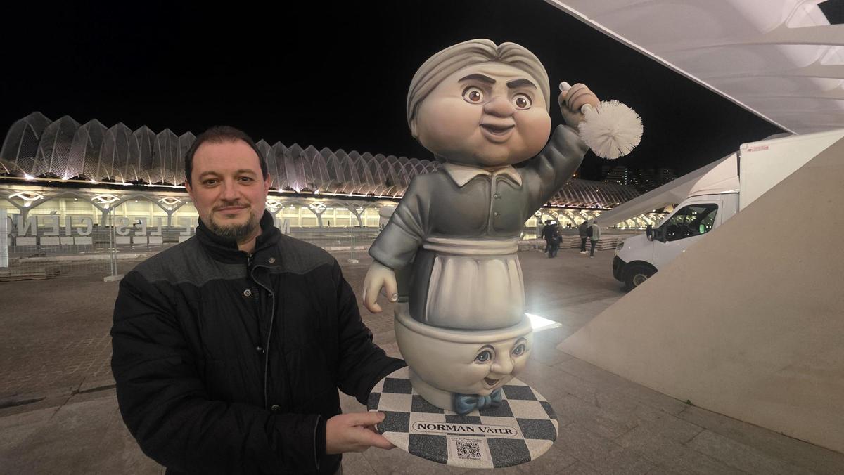 Rodrigo Núnez con el ninot de Norman Vater
