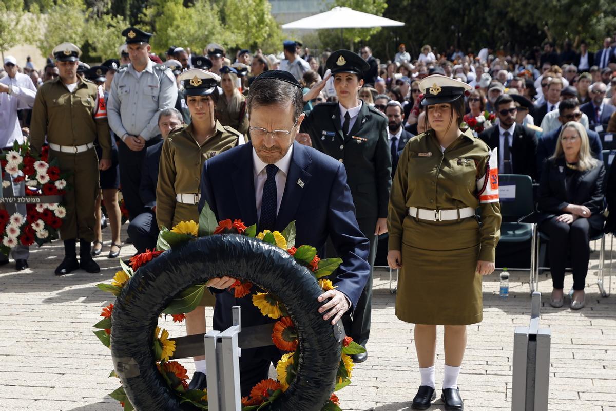 El presidente de Israel, Isaac Herzog, durante la ceremonia de tributo del Día de recuerdo del Holocausto celebrada en Jerusalén.