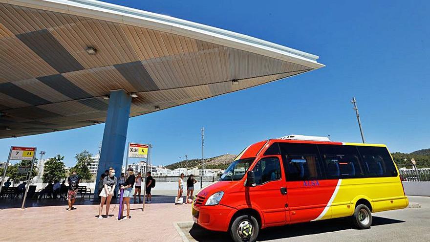 La estación de autobuses de Sant Antoni ayer. | J.A.RIERA