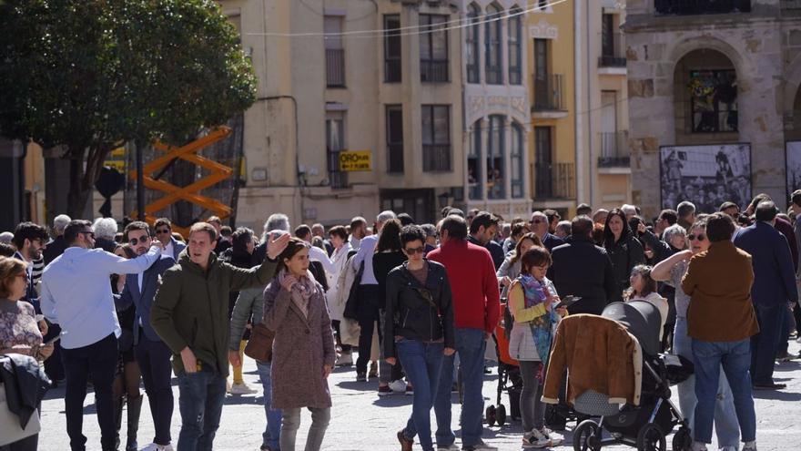 Centenares de personas en la Plaza Mayor durante este Jueves Santo.