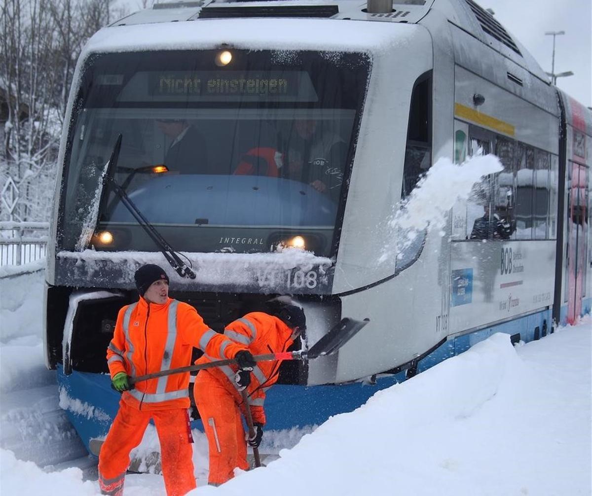Trabajadores limpian las vías del tren cerca de Múnic. en Alemania.