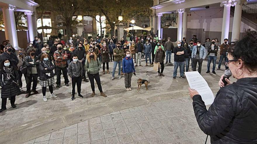 Mireia Cirera llegeix el manifest davant una vuitantena d&#039;assistents