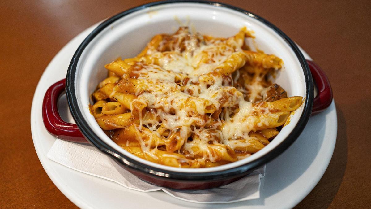 El plato de macarrones con butifarra del restaurante Agullers.