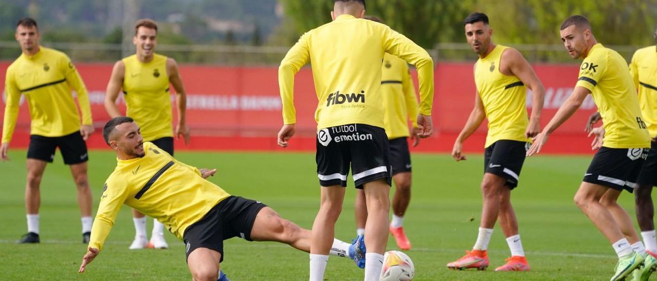 Buen ambiente entre los jugadores del Mallorca en el entrenamiento de ayer realizado en la ciudad deportiva de Son Bibiloni.  | RCDM