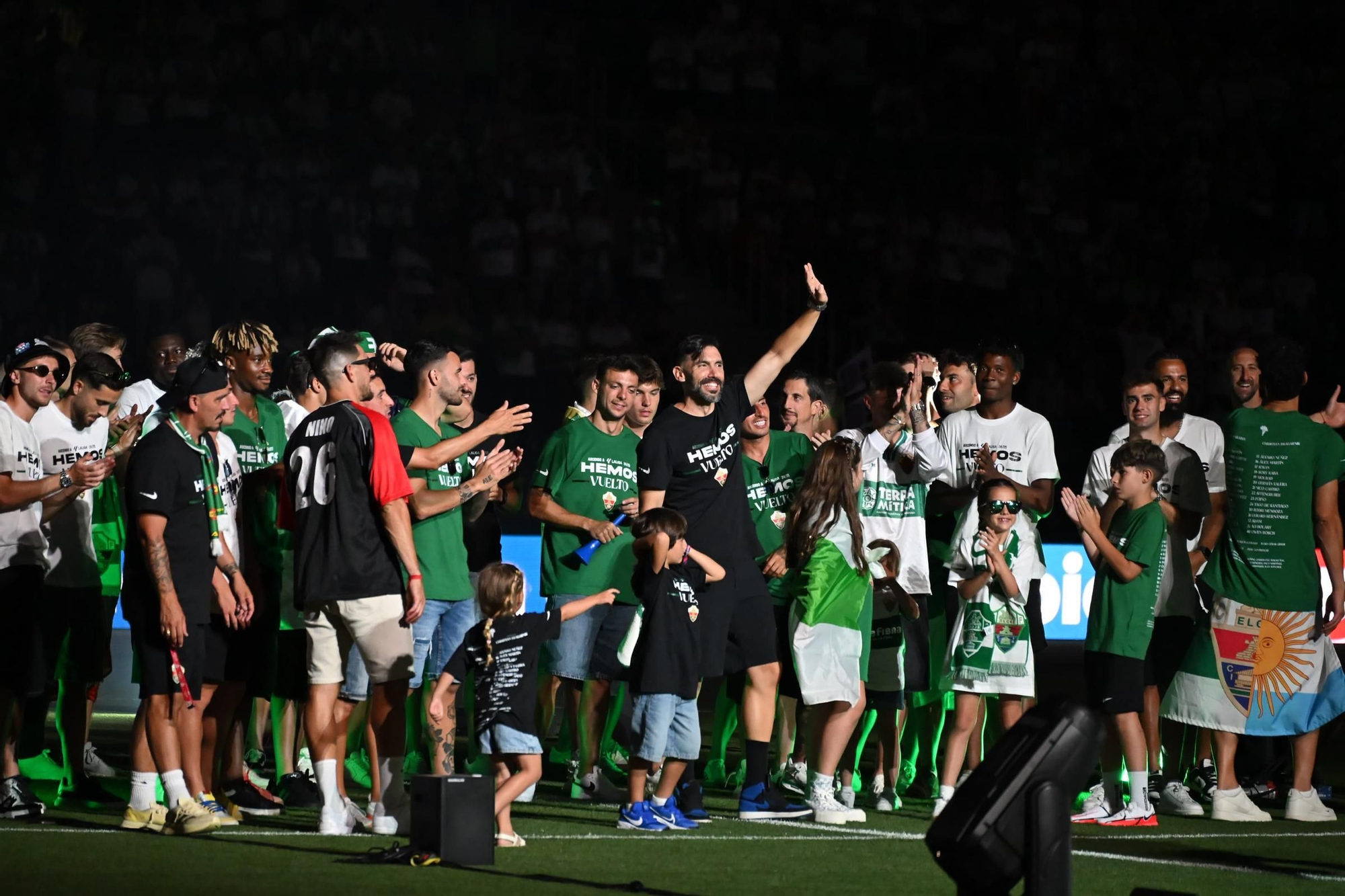 El Elche CF celebra el ascenso a Primera en el Martínez Valero