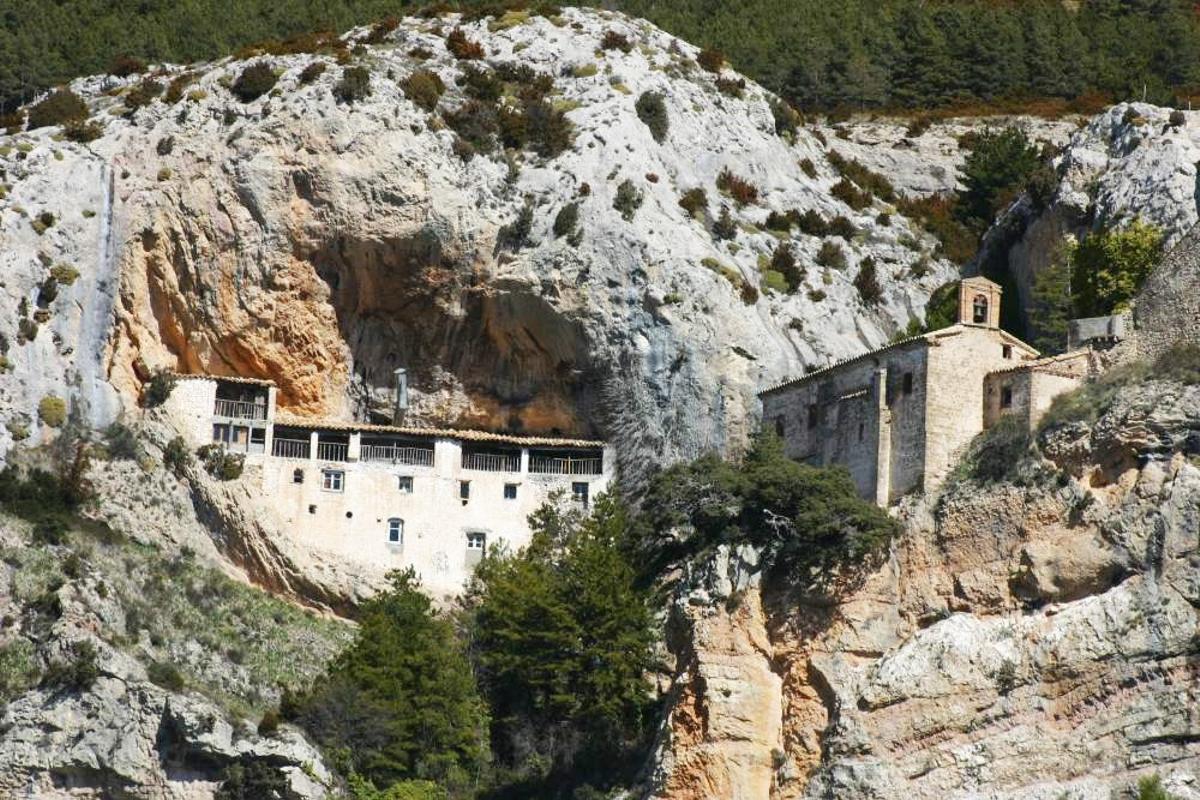 Panorámica de la ermita de la Virgen de la Peña de Aniés