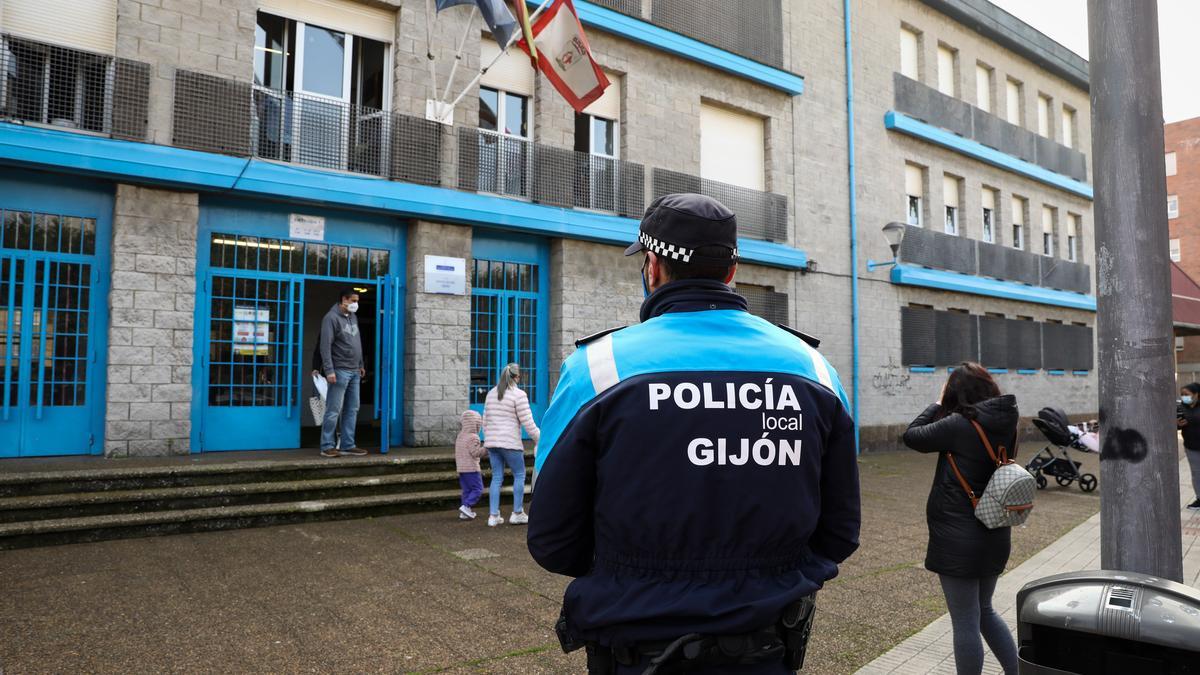 Un agente de la Policía Local, a las puertas del Colegio Santa Olaya.