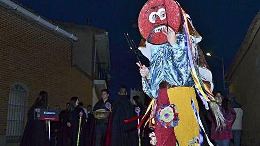 El Zangarrón de Montamarta lució sus mejores galas en Benegiles.