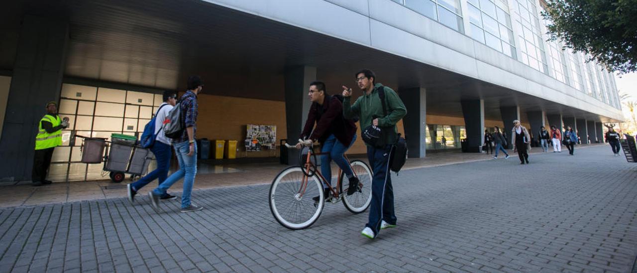 Entorno de la Biblioteca General de la Universidad de Alicante, en una imagen tomada este lunes.