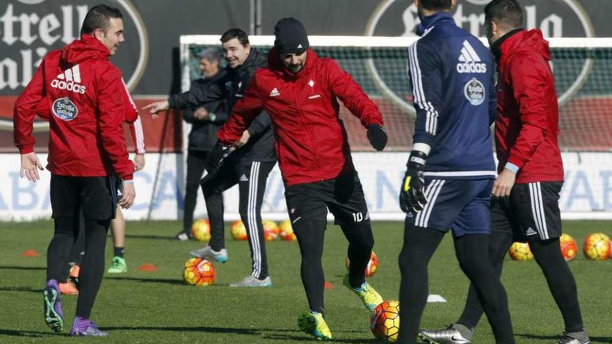 Nolito, en el centro con gorro, se ejercita con el balón junto a Aspas (izquierda), Sergio, de espaldas, y Hugo Mallo durante el entrenamiento celebrado ayer en A Madroa. // Ricardo Grobas