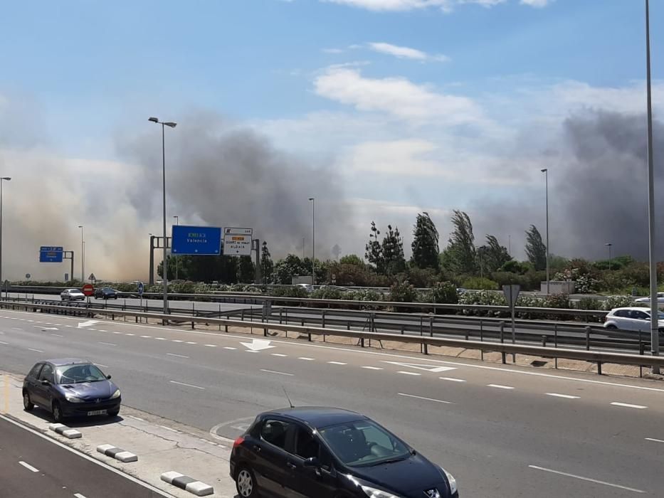 Un incendio en Aldaia es visible a varios kilómetros