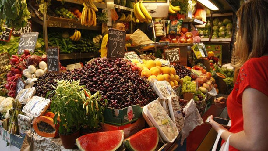 Un puesto de fruta de uno de los mercados de Málaga capital.