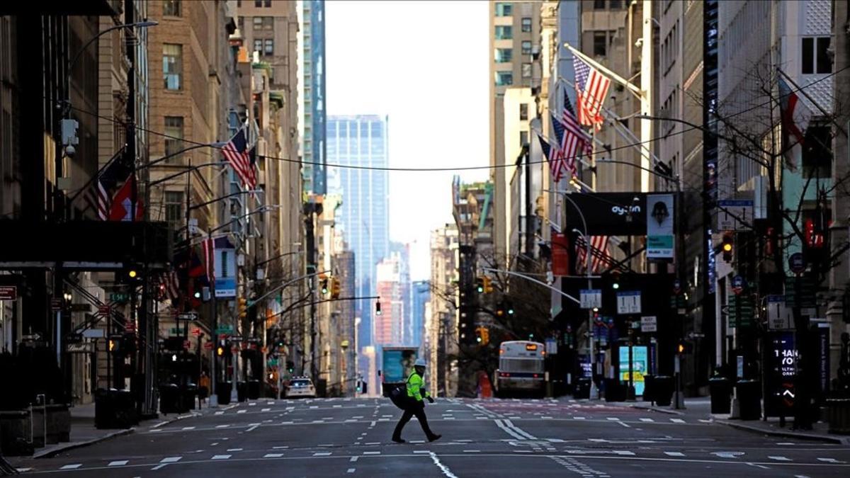 Un peatón cruza la quinta avenida en Nueva York.