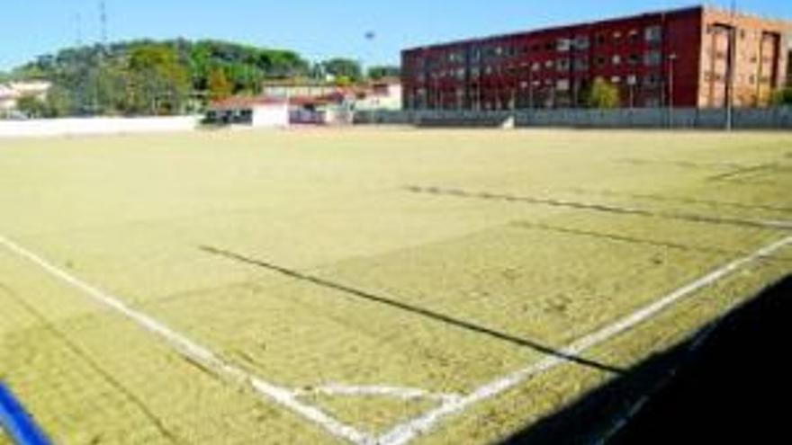 Quejas por el mal estado del campo de fútbol renovado en Aldea Moret